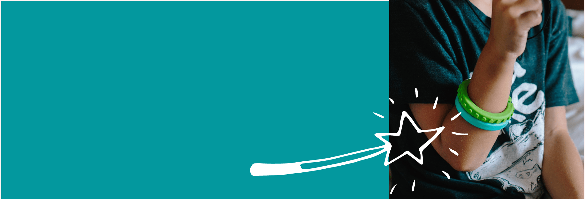 Enfant qui porte un bracelet